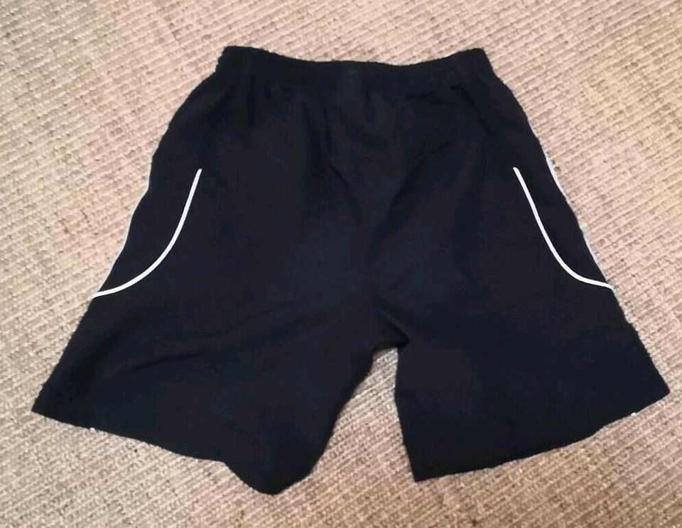 Adidas Sportshorts kurz schwarz Gr. 152 in Leipzig