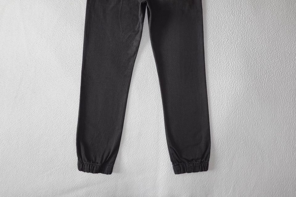 !!! NEU !!! Gr. 134 H&M Jeans-Jogger dunkel-grau dünne Hose in Rostock
