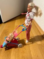 Barbie In Hoddie und Jogginghose Kinderwagen mit Kleinkind Düsseldorf - Unterbach Vorschau