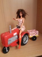 Barbie auf Traktor mit Anhänger Kreis Pinneberg - Klein Nordende Vorschau