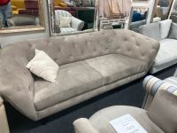 Sofa Couch 3-4 Sitzer Samt Chesterfield Kenzo Möbel UVP 999€ Hessen - Alsfeld Vorschau