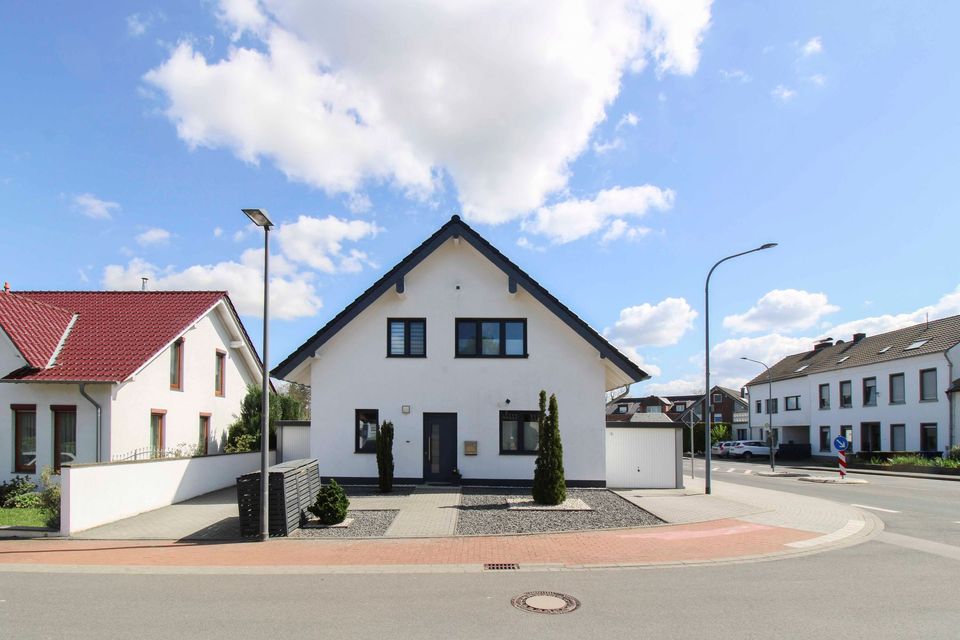 Modernes Mehrfamilienhaus mit 2 Wohneinheiten, KfW-70-Bauweise und großem Garten in zentraler Lage in Langerwehe