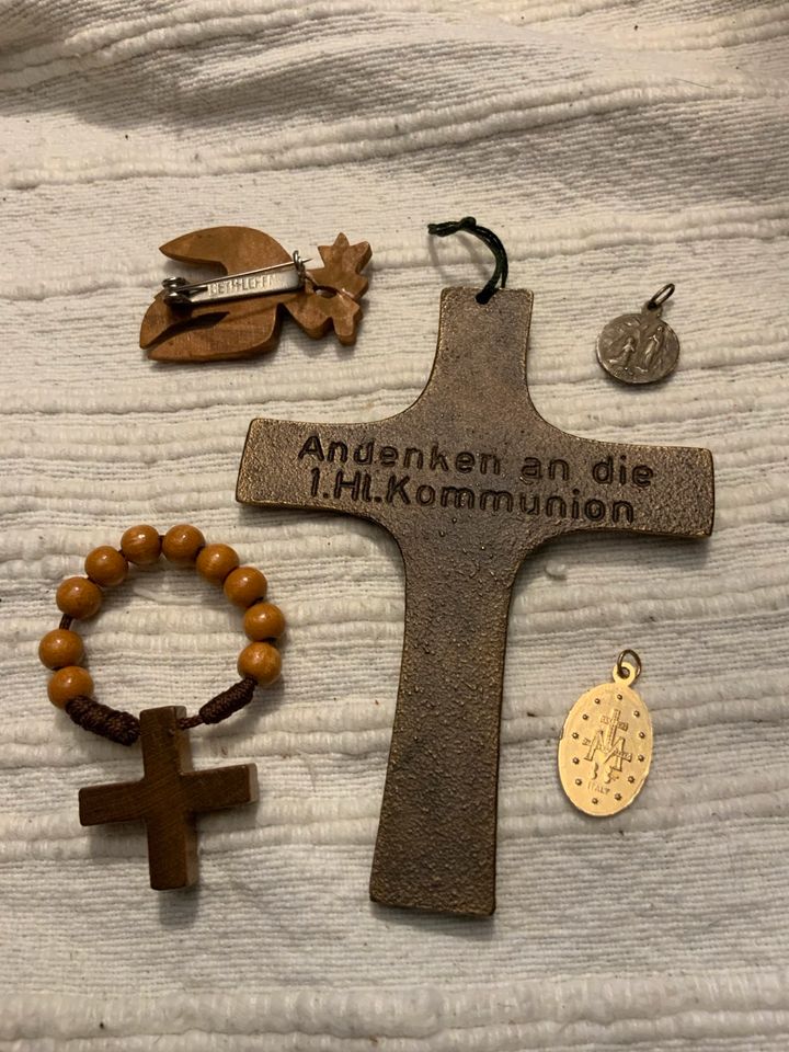 Devotionalien Wandkreuz 10er-Rosenkranz Taube Medaille in Hamburg