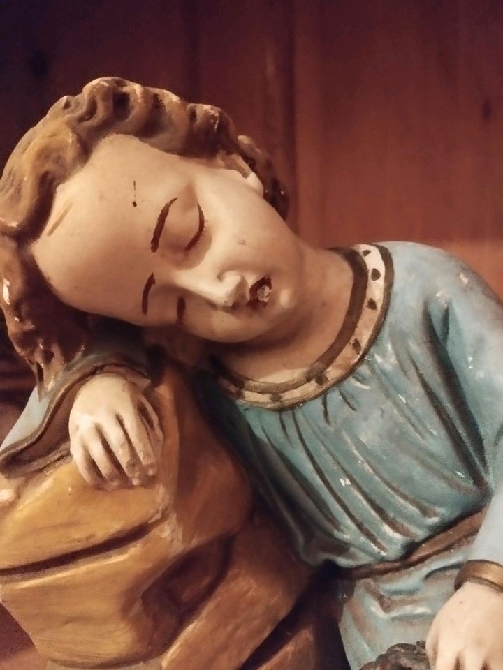 2 antike Statuen schlafende Kinder in Spalt