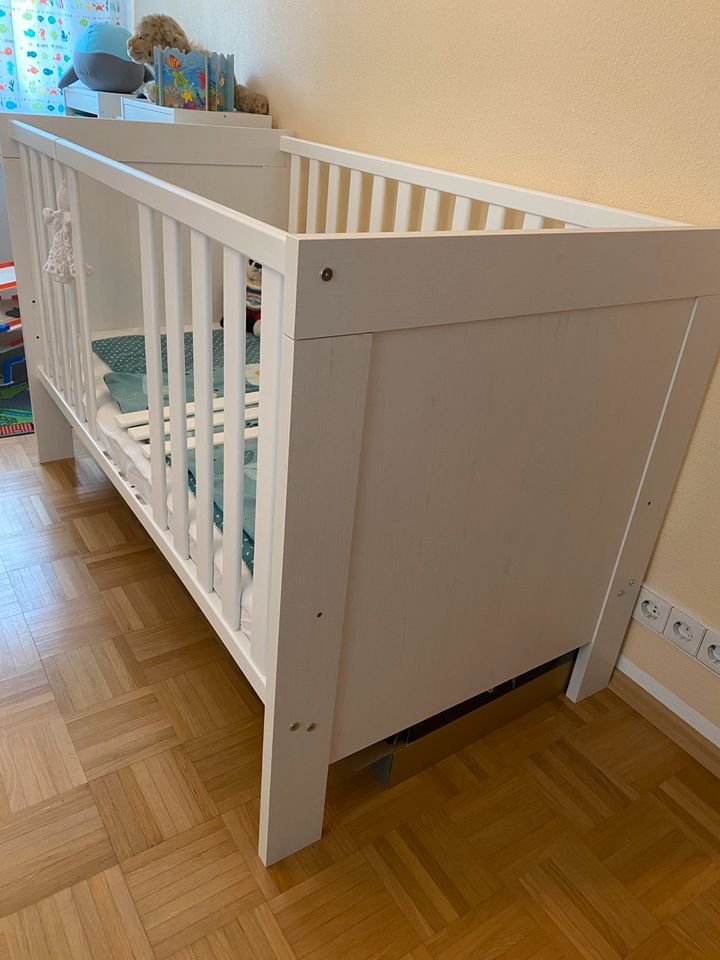 Babyzimmer Babybett & Wickelkommode in Stuttgart