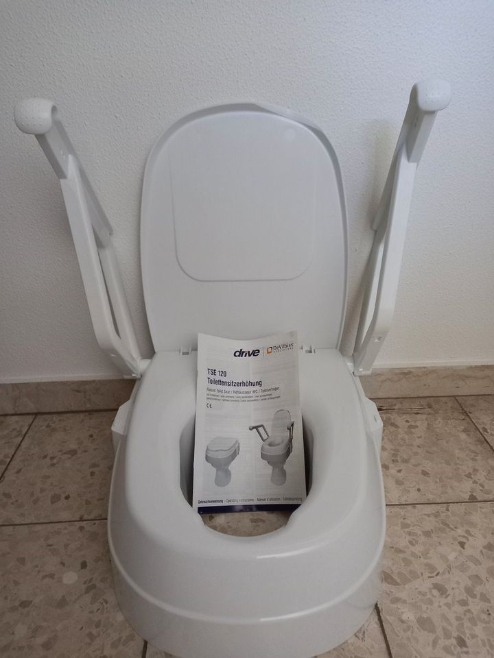 Toilettensitzerhöhung TSE 120 mit Armlehnen in Eppingen