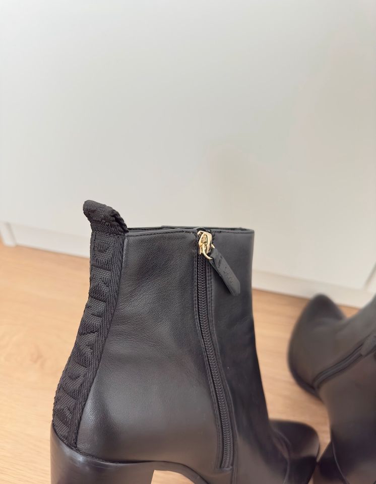 DKNY Damen Ankle Boots Leder Schwarz Größe 40.5 in Hanau