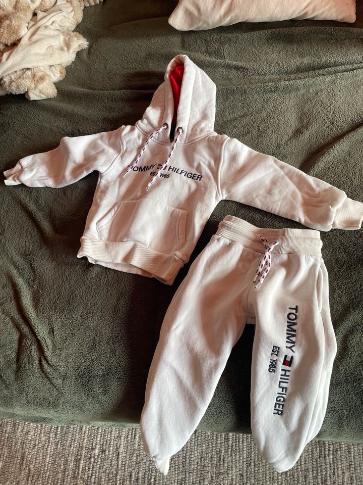 Kinder Jogginganzug Tommy Hilfiger 86/92 in Achim