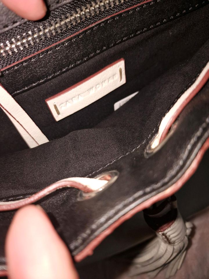 Weisse Zara Leder Handtasche neu mit Quaste in Hamburg