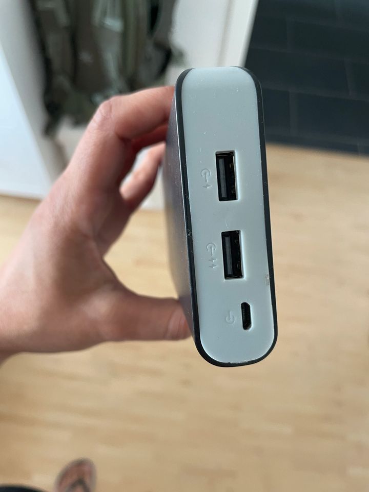 Powebank 20.000mAh mit Kabel in Frankfurt am Main