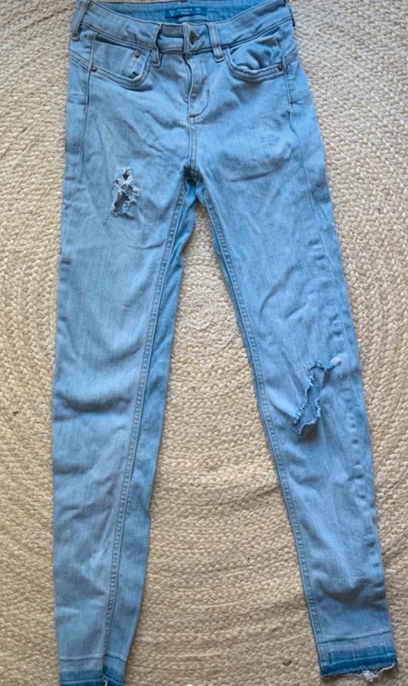 Pull & Bear blaue jeans Hose mit Löchern Denim in Hamburg