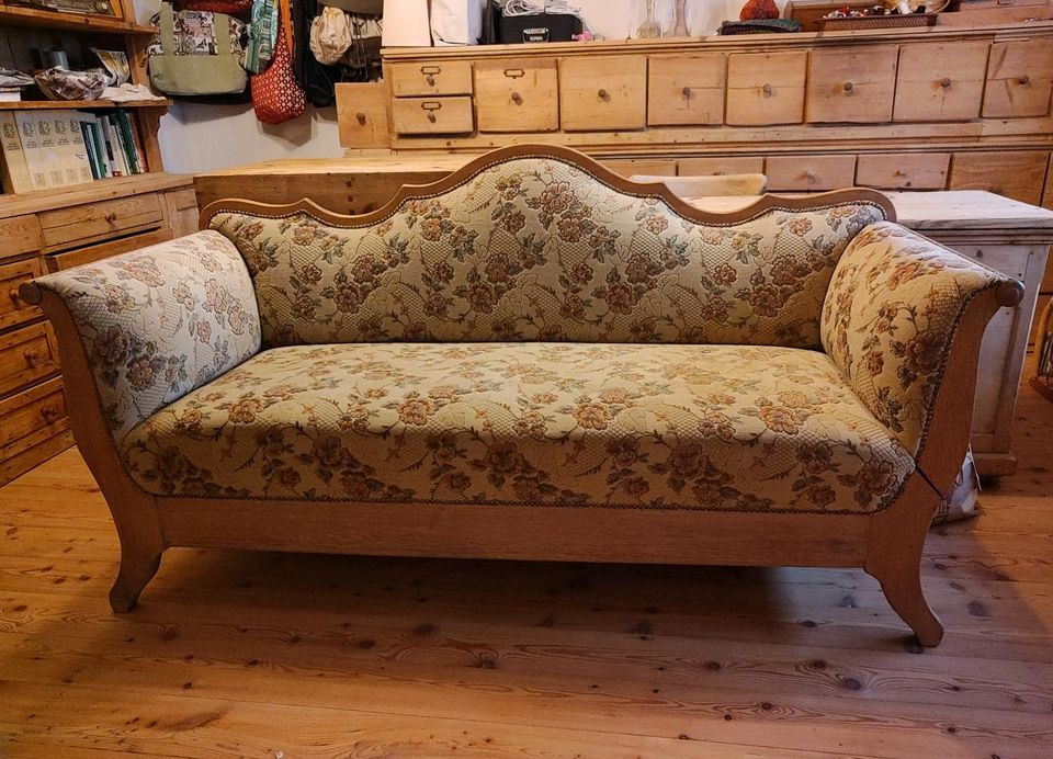 Sofa / Couch / Sitzgarnitur  (antik, alt, beige, geblümt) in Stetten