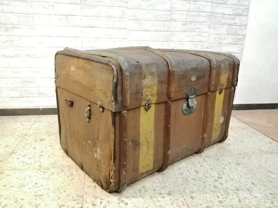 Antike Reisekoffer Überseekoffer Koffer Deko in Taunusstein