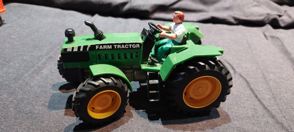 Alter Farm Traktor in grün mit Männchen in Hörstel