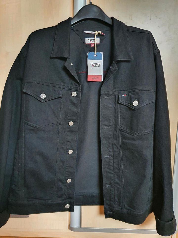 Jeansjacke von Tommy Jeans schwarz Größe XL - neu in Buxheim