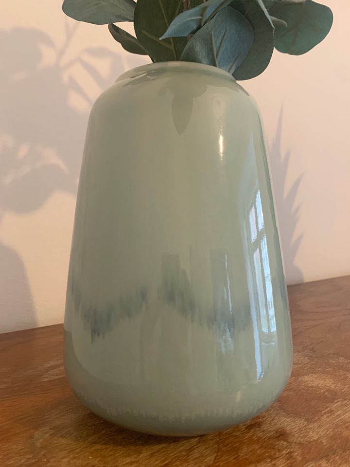 Grün/Türkise Vase mit Kunstblume in Frankfurt am Main