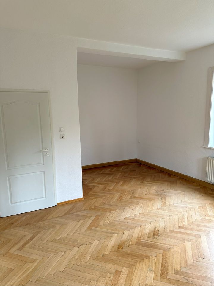 Freundliche 4-Zimmer-Erdgeschosswohnung mit Terrasse und Garten in Chemnitz