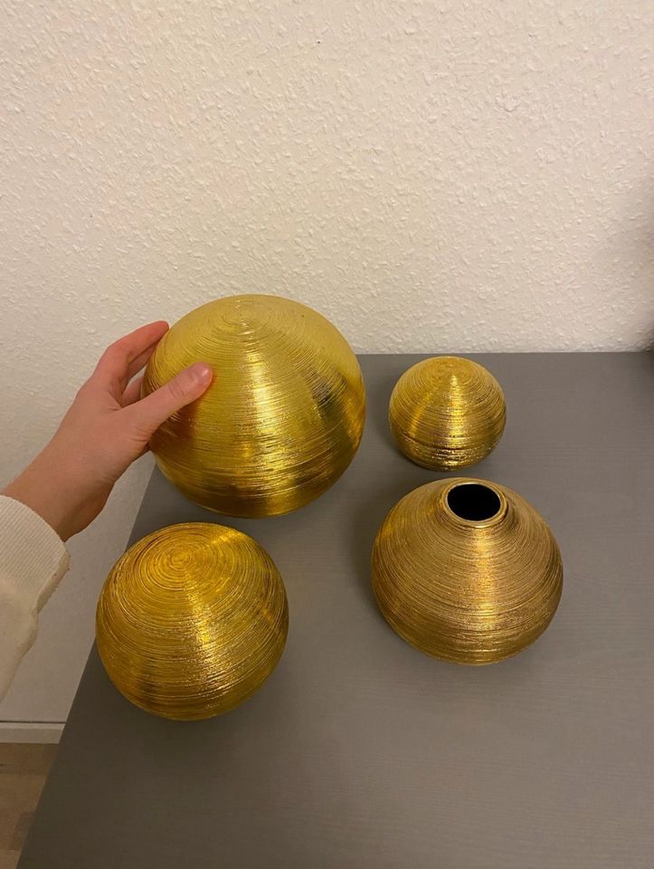 Goldene Runde Kugel Deko und Vase in Köln