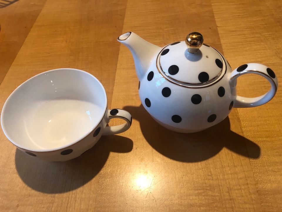 Teekännchen mit dazu gehöriger Tasse von bombay duck in Zieglstadl