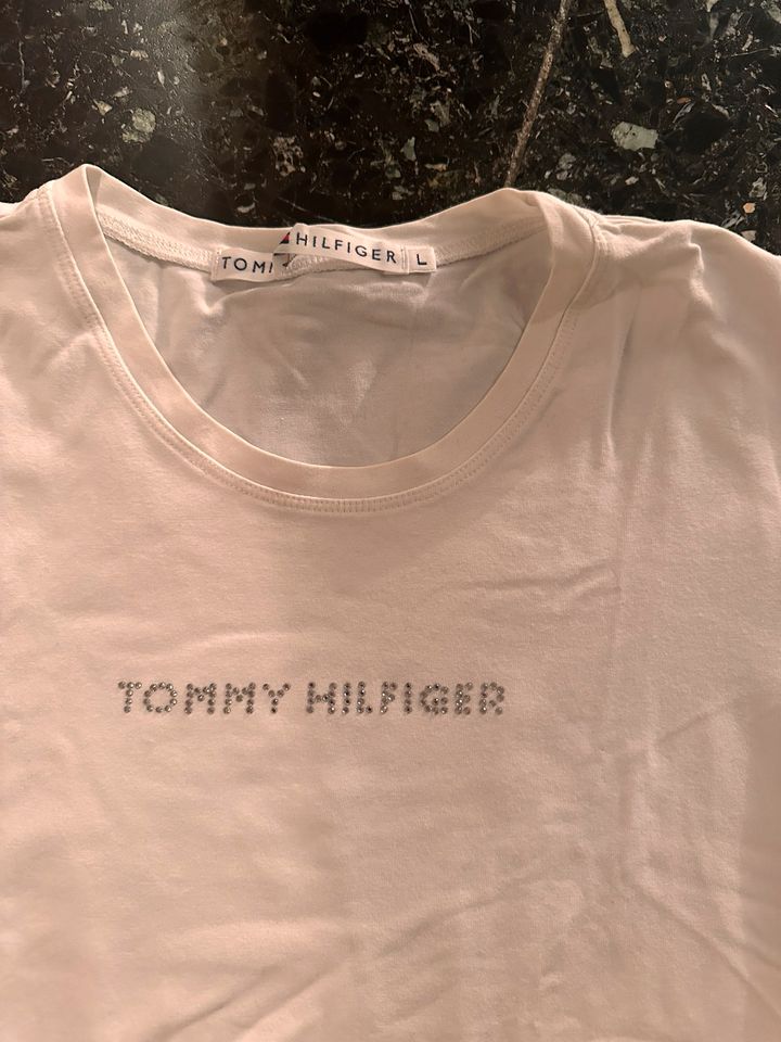 Tommy Hilfiger Paket T-Shirts Pullover in Düsseldorf