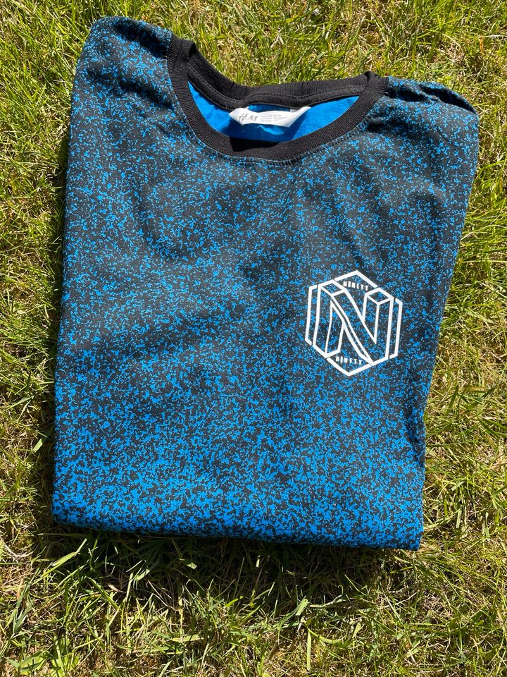 Kurzarm T-Shirt von H&M blau Größe 170 neu in Schortens