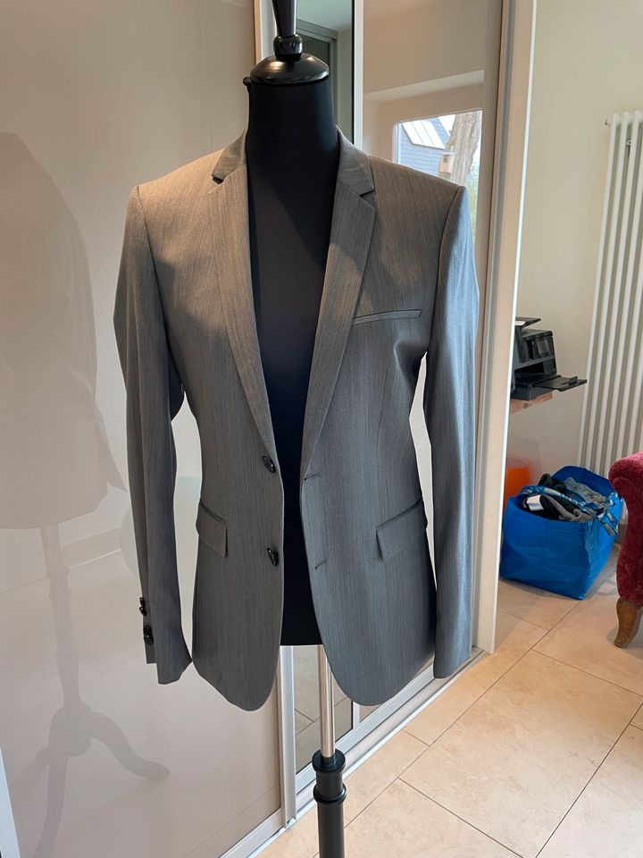 Jungen / Herren Anzug grau Boss Gr. 44 in Kiel