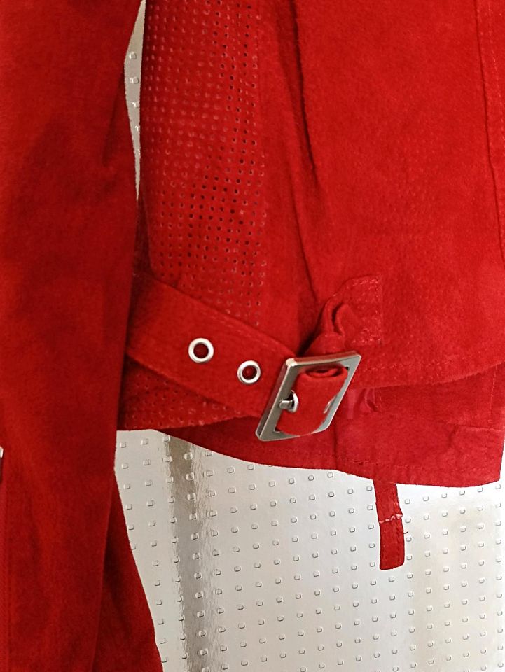 Lederjacke Bikerjacke Echtleder rot Gr 38 NEU in Cölbe