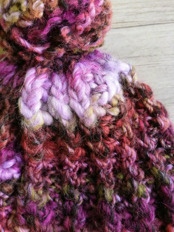 Gestrickte Wintermütze/Mütze mit Bommel - Bunt/Lila/Pink in Mötzingen