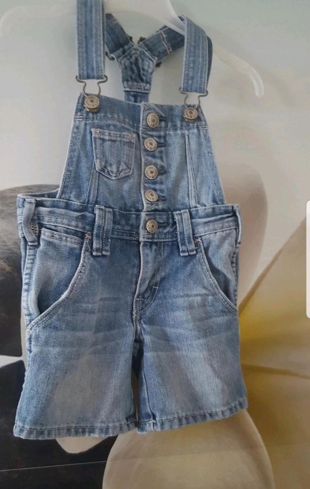 H&M kurze Jeanslatzhose gr 104 in Schwanewede