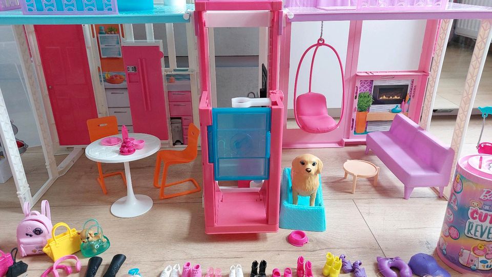 Barbie Traumhaus plus viel Zubehör in Essen