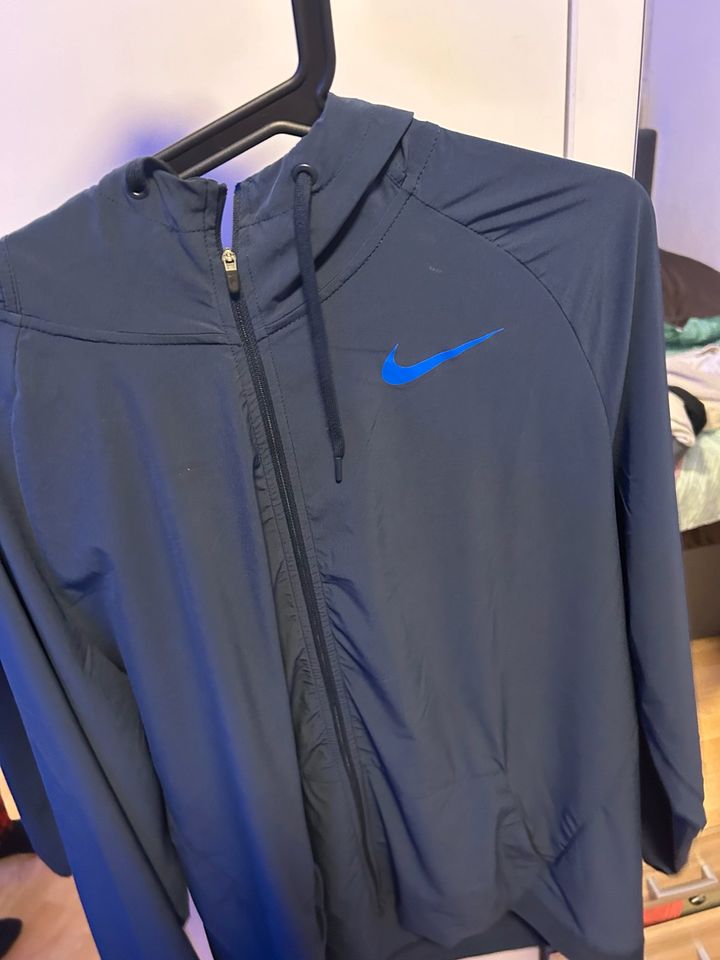 Nike Jacke dünn für Herren in Rostock