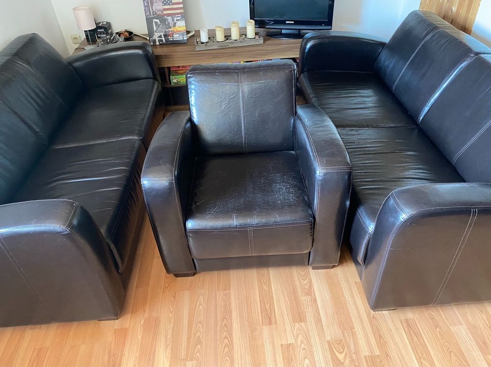 2x Couch & 1x Sessel aus Kunstleder in schwarz in Bruckmühl