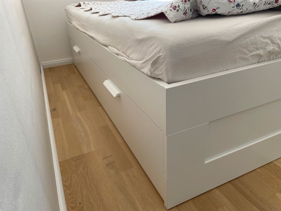 Ikea Brimnes Bett 180 x 200 mit Lattenrost und Matratzen in Hamburg