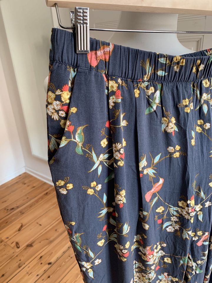 Vero Moda Hose Stoffhose Sommerhose L Blau Blumen Animals in Berlin