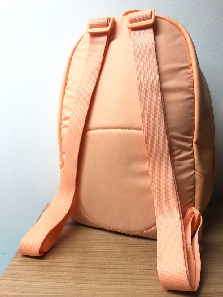 PUMA RUCKSACK klein in Lederoptik APRICOT lachsfarben RAR wie NEU in Leipzig