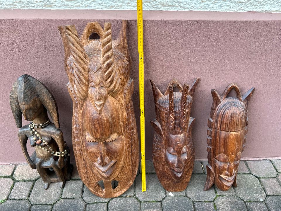 Afrikanische Holzmasken in Mainhausen