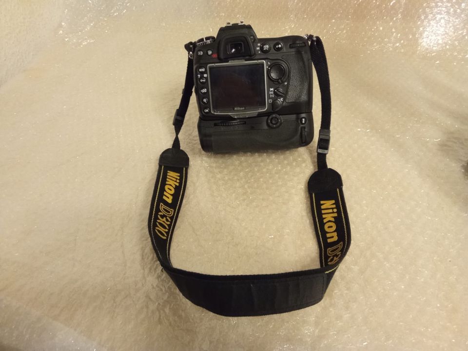 Nikon D300 mit Gestell MB- D10, AF-S DX Nikkor 18-200mm Set in Köln