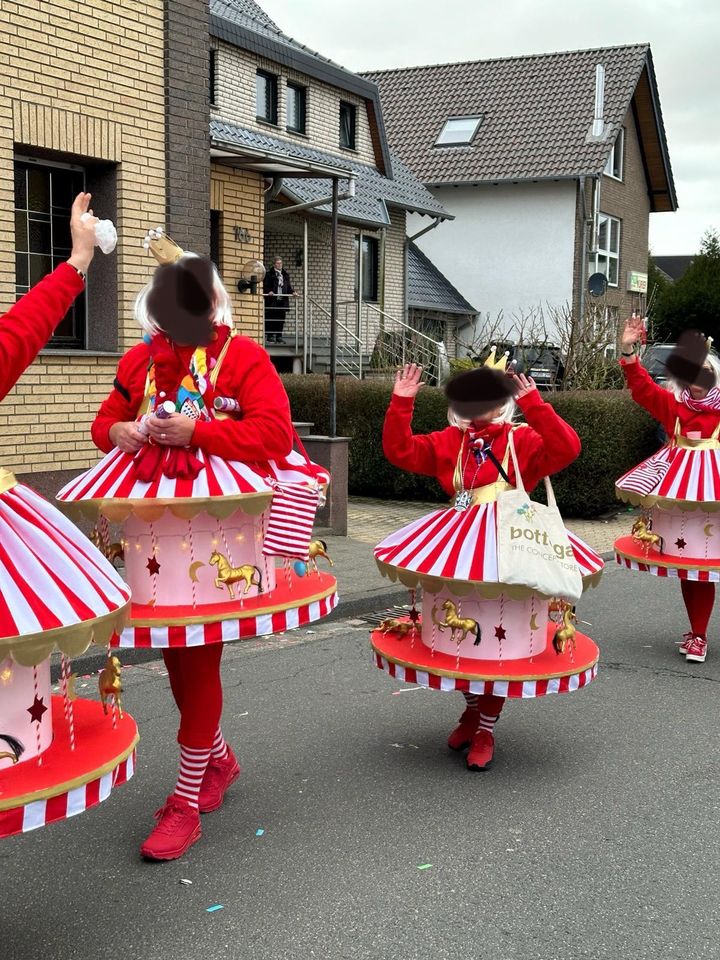 Karussell Kostüme insgesamt 17 Stück Hingucker dieses Jahr in Kreuzau