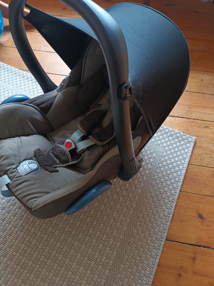 Set aus KINDERWAGEN und BABYSCHALE in Sohland