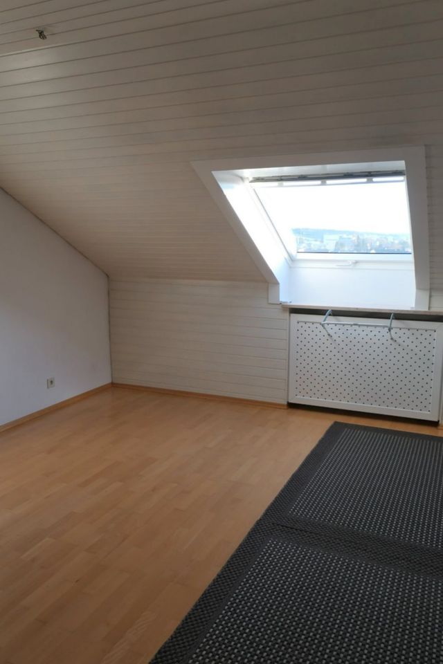 Helle 3-Zimmerwohnung im Dachgeschoss mit Stellplatz in ruhiger Wohnsiedlung von Mainburg! in Mainburg