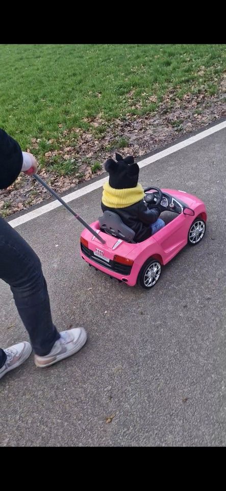 Kinderauto mit schiebestange Audi pink in Essen
