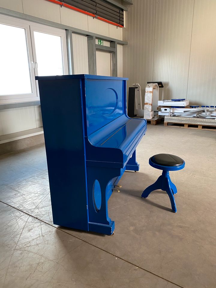 Klavier blau restauriert in Braunschweig