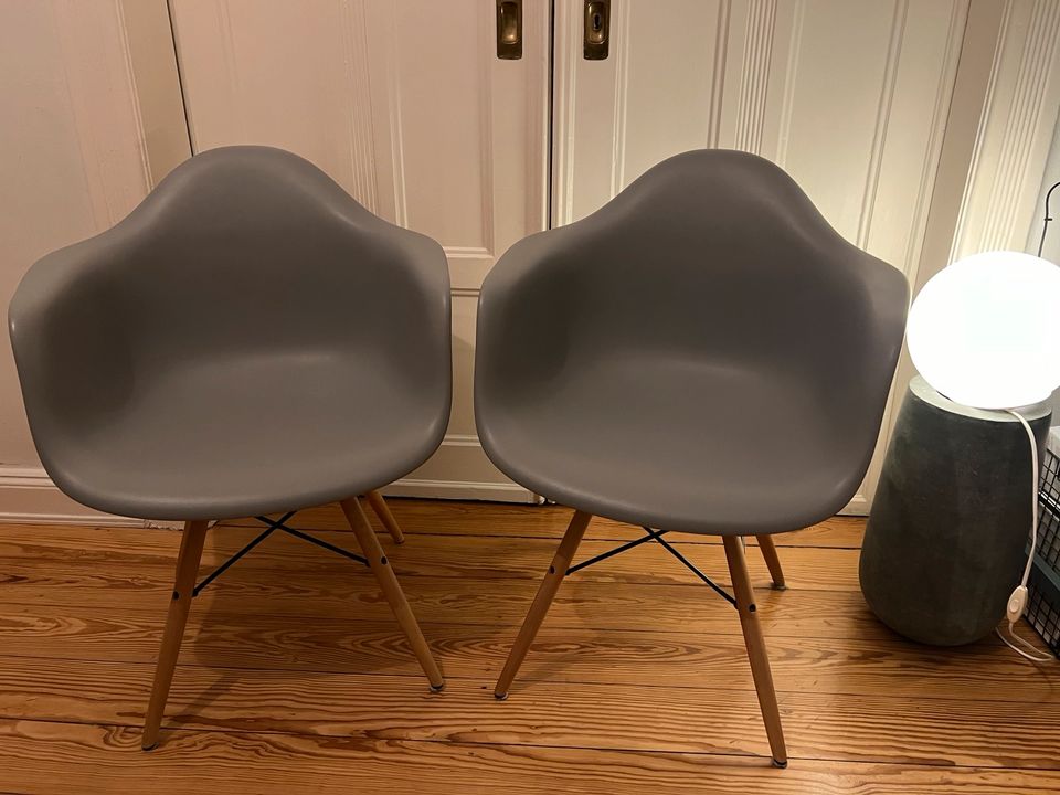 2x Design Stühle mit Armlehne - Replica in Hamburg