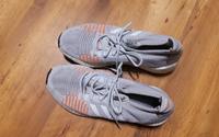 Adidas Sportschuhe, Gr. 42, hellgrau/Orange und weiße Streifen Hessen - Bad Homburg Vorschau