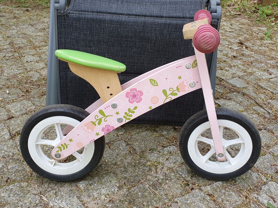 süßes Laufrad aus Holz rosa mit Blumen in Wilhelmshorst