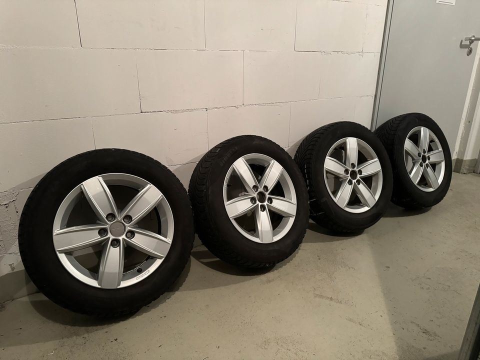 VW Corvara 15 Zoll Felgen 5x100 Pirelli 185/65 R15 Winterreifen in Sindelfingen