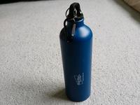 Neue Trinkflasche aus Metall – mit Karabiner, 750 ml (ungefähr) Niedersachsen - Göttingen Vorschau