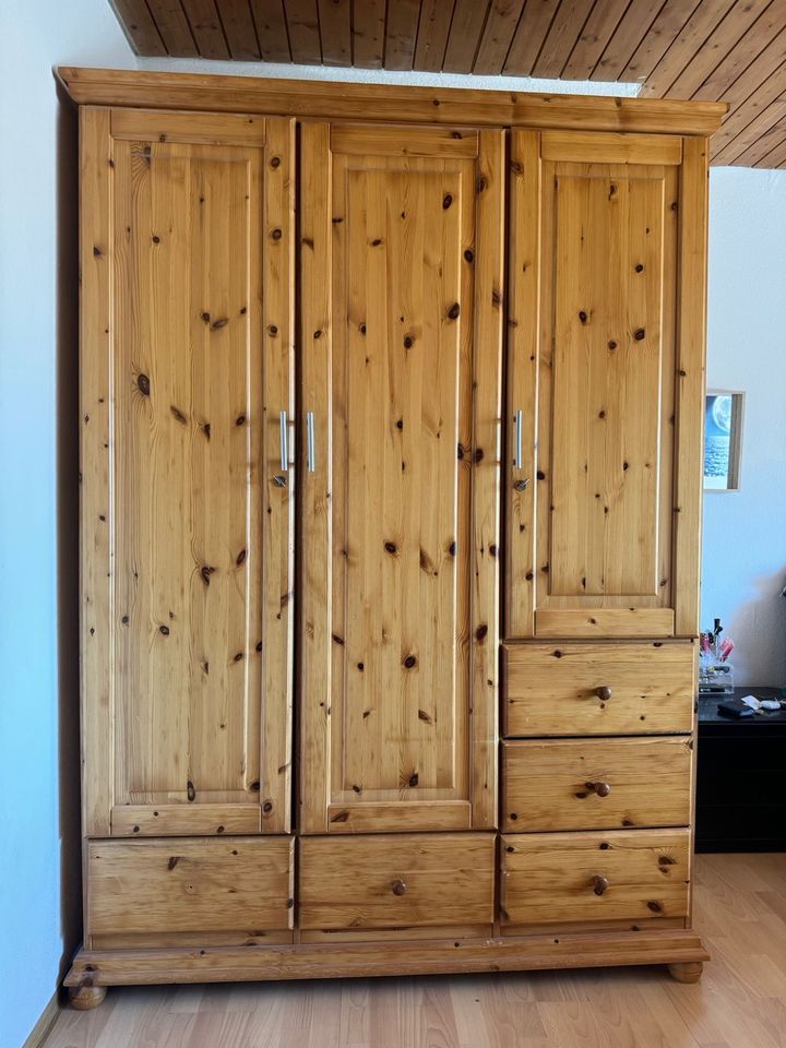 Holzschrank in Sindelfingen