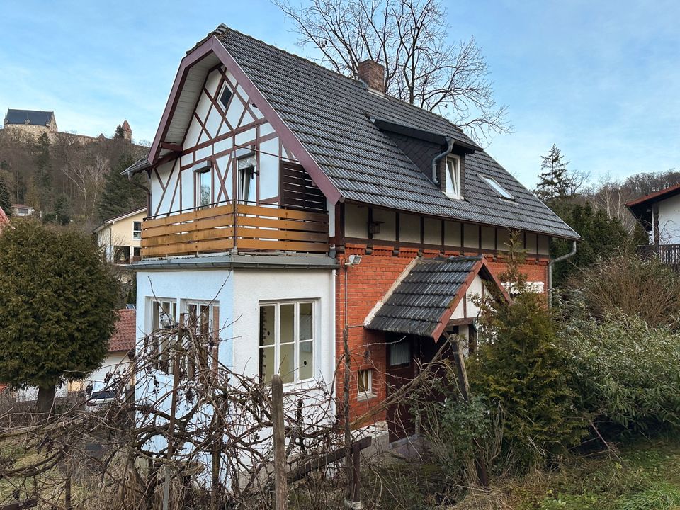 Charakteristisches Fachwerkhaus mit Blick auf die Veste Coburg in Coburg