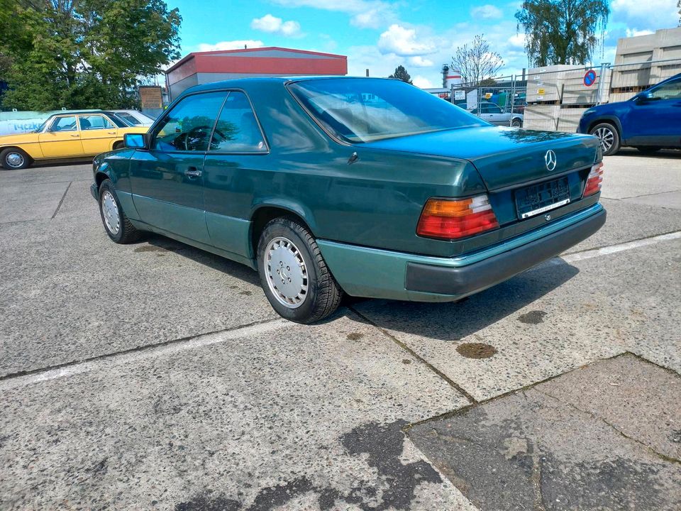 MB 124 coupe automatik 2.3 motor in Berlin